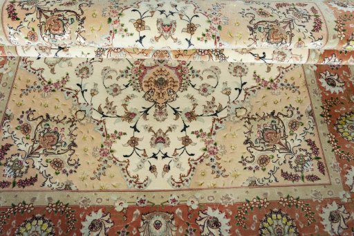 Close-up detail of New Tabriz 50/60/70 Raj rug from Iran / Persia showing Cork weave