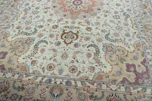 Close-up detail of New Tabriz 50/60/70 Raj rug from Iran / Persia showing Cork weave