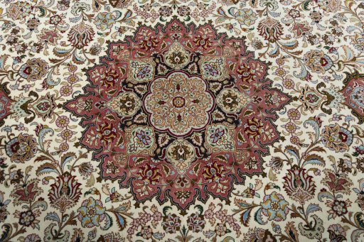 Central medallion detail of 2000s Tabriz 50/60/70 Raj rug from Iran / Persia