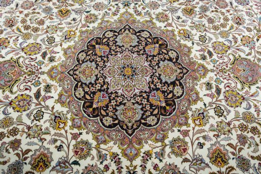 Central medallion detail of 2000s Tabriz 50/60/70 Raj rug from Iran / Persia