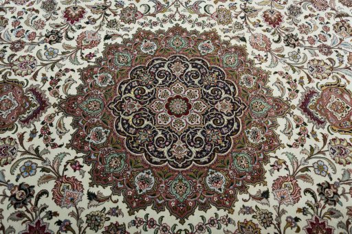 Central medallion detail of 2000s Tabriz 50/60/70 Raj rug from Iran / Persia