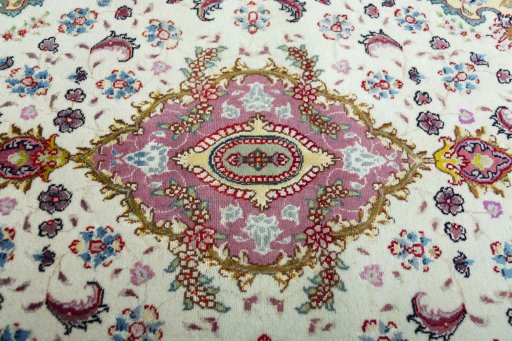 Central medallion detail of 2000s Tabriz 50/60/70 Raj rug from Iran / Persia