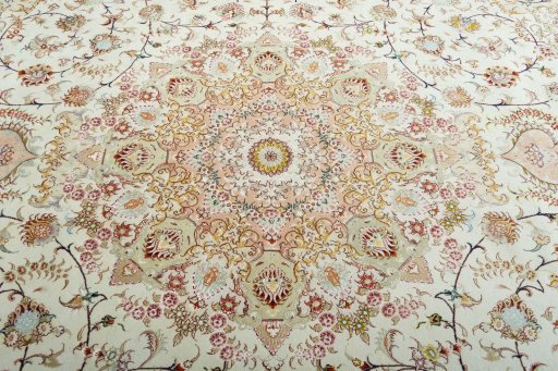 Central medallion detail of New Tabriz 50/60/70 Raj rug from Iran / Persia
