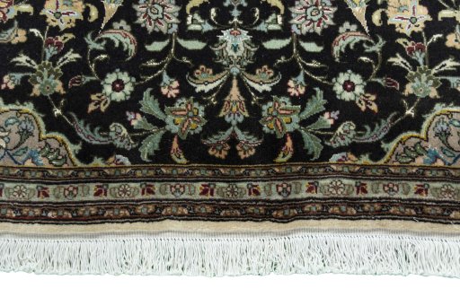 Central medallion detail of New Tabriz 50/60/70 Raj rug from Iran / Persia