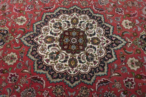 Central medallion detail of 2000s Tabriz 50/60/70 Raj rug from Iran / Persia