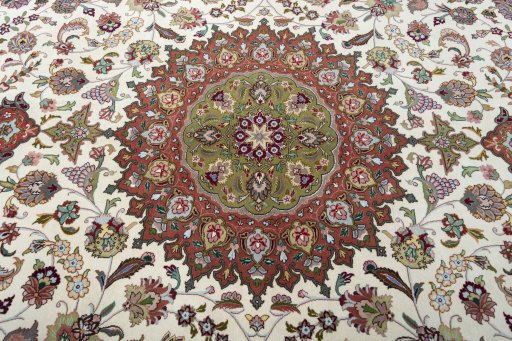 Central medallion detail of 2000s Tabriz 50/60/70 Raj rug from Iran / Persia