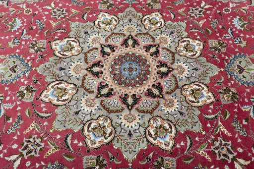 Central medallion detail of New Tabriz 50/60/70 Raj rug from Iran / Persia