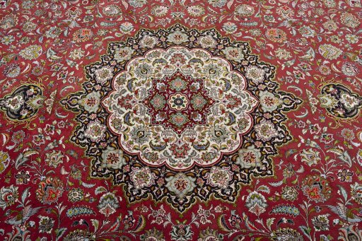 Central medallion detail of 2000s Tabriz 50/60/70 Raj rug from Iran / Persia