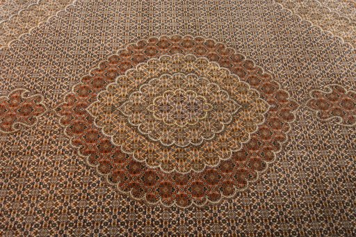 Central medallion detail of 2000s Tabriz 50/60/70 Raj rug from Iran / Persia