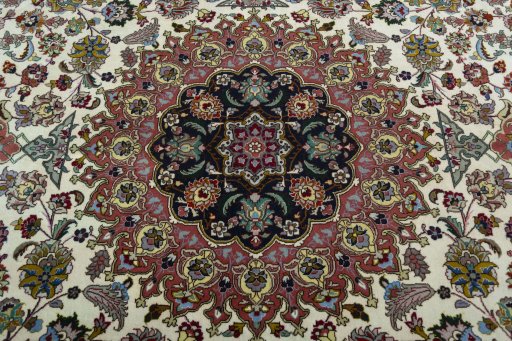 Central medallion detail of 2000s Tabriz 50/60/70 Raj rug from Iran / Persia