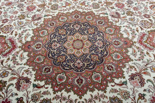 Central medallion detail of 2000s Tabriz 50/60/70 Raj rug from Iran / Persia