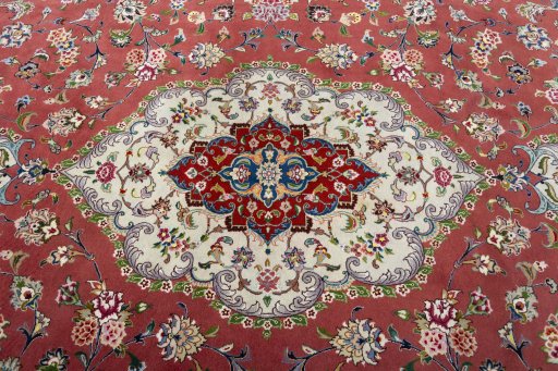Central medallion detail of 2000s Tabriz 50/60/70 Raj rug from Iran / Persia