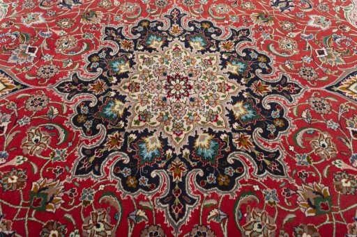Central medallion detail of 2000s Tabriz 50/60/70 Raj rug from Iran / Persia