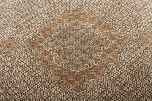 Central medallion detail of 2000s Tabriz 50/60/70 Raj rug from Iran / Persia
