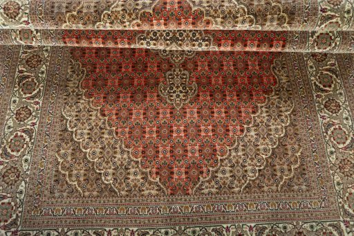 Close-up detail of New Tabriz 50/60/70 Raj rug from Iran / Persia showing Cork weave
