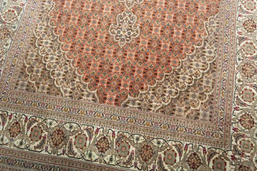 Close-up detail of New Tabriz 50/60/70 Raj rug from Iran / Persia showing Cork weave