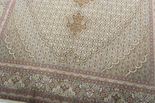Close-up detail of New Tabriz 50/60/70 Raj rug from Iran / Persia showing Cork weave
