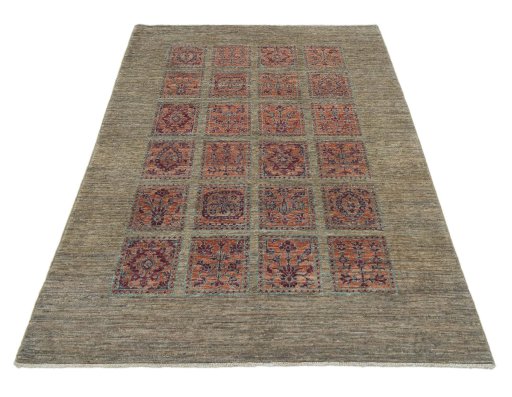 Surface texture of New Farahan rug with natural Wool and intricate pattern