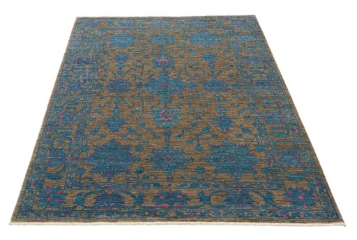 Surface texture of New Farahan rug with natural Wool and intricate pattern