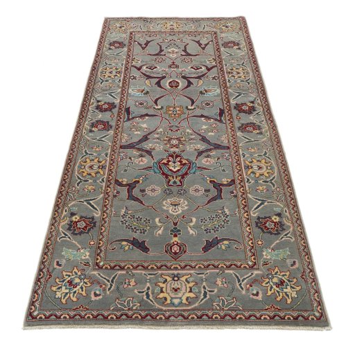 Surface texture of New Farahan rug with natural Wool and intricate pattern