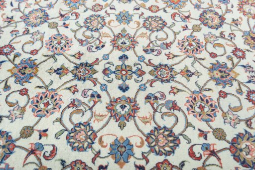 Central medallion detail of 2000s Sarough rug from Iran / Persia