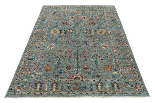 Surface texture of New Farahan rug with natural Wool and intricate pattern