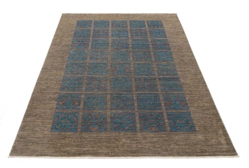 Surface texture of New Farahan rug with natural Wool and intricate pattern