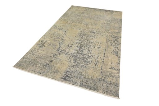 Corner detail of New Mahli rug showing border pattern and Wool pile