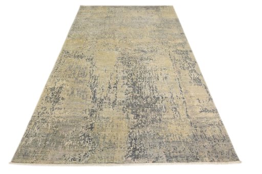 Surface texture of New Mahli rug with natural Wool and intricate pattern