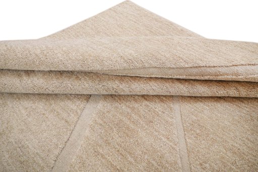 Surface texture of New Mahli rug with natural Wool and intricate pattern