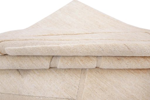 Surface texture of New Mahli rug with natural Wool and intricate pattern