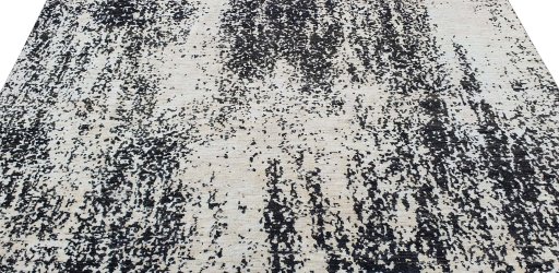 Surface texture of New Mahli rug with natural Wool and intricate pattern