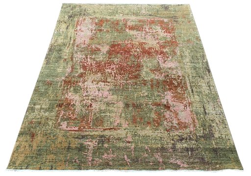 Corner detail of New Mahli rug showing border pattern and Wool pile