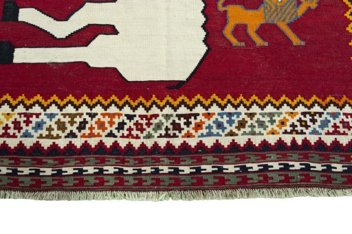 Central medallion detail of 2000s Kilim Dastan rug from Iran / Persia