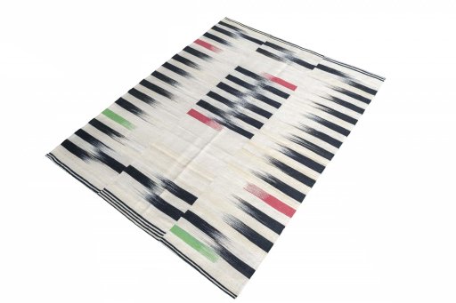 Corner detail of New Kilim Kiasar rug showing border pattern and Wool pile