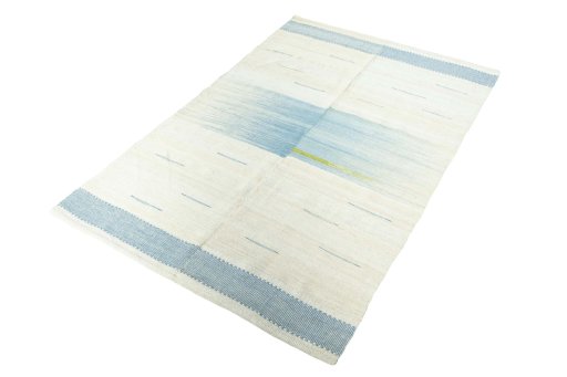 Corner detail of New Kilim Kiasar rug showing border pattern and Wool pile