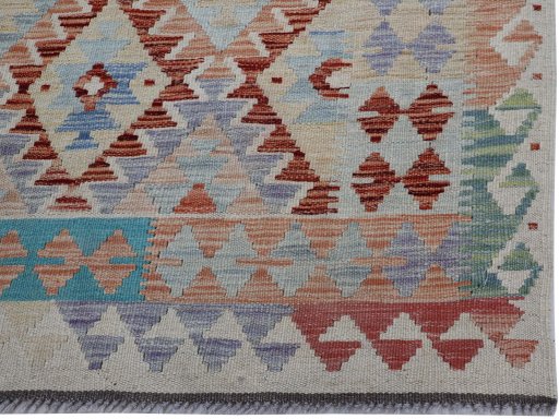 Close-up detail of New Modern Design rug from Pakistan showing Wool weave