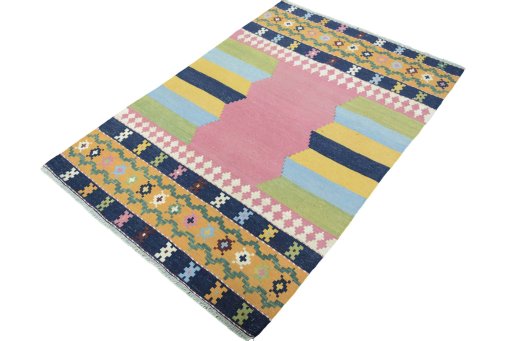 Corner detail of New Modern Design rug showing border pattern and Wool pile