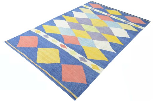 Corner detail of New Modern Design rug showing border pattern and Wool pile