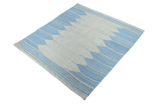 Corner detail of New Modern Design rug showing border pattern and Wool pile