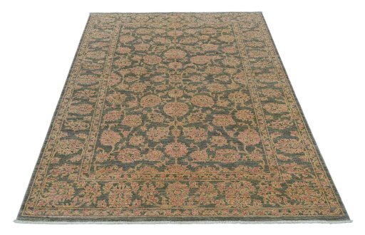 Surface texture of New Farahan rug with natural Wool and intricate pattern