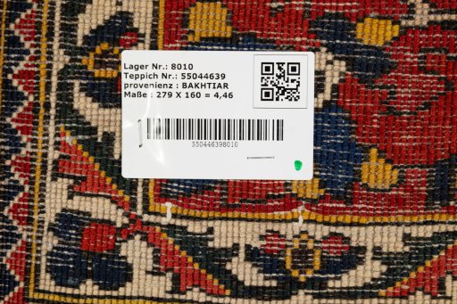 Close-up detail of 1940s Bakhtiar rug from Iran / Persia showing Wool weave