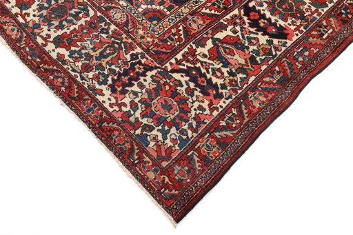 Central medallion detail of 1900s Bakhtiar rug from Iran / Persia