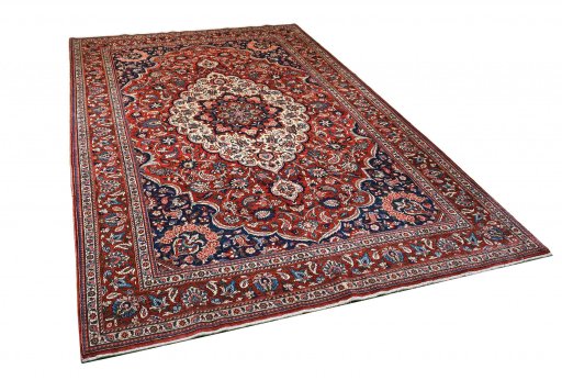 Corner detail of 1930s Bakhtiar rug showing border pattern and Wool pile