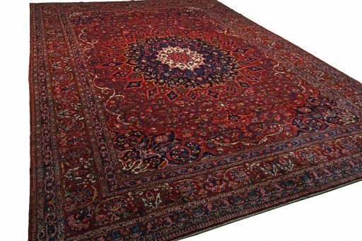 Corner detail of 1930s Bakhtiar rug showing border pattern and Wool pile
