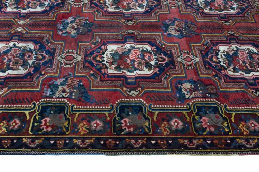 Corner detail of 1930s Bakhtiar rug showing border pattern and Wool pile
