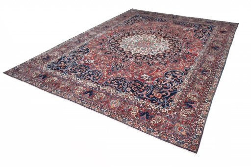Corner detail of 1930s Bakhtiar rug showing border pattern and Wool pile