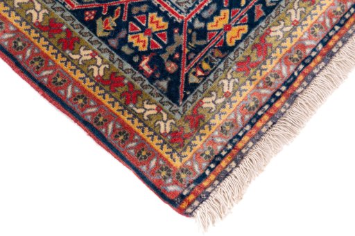 Central medallion detail of 1984s Ghashghai rug from Iran / Persia