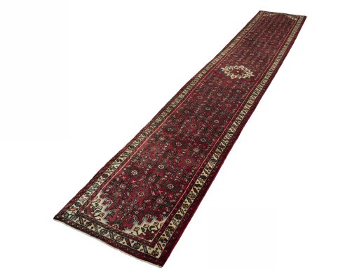 Corner detail of New Hamedan rug showing border pattern and Wool pile