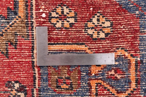 Corner detail of 1999s Hamedan rug showing border pattern and Wool pile
